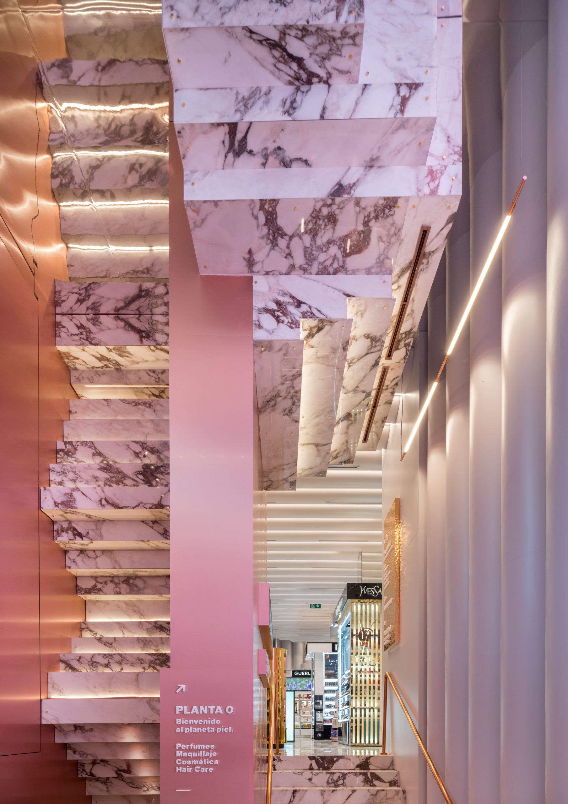 Wanna_Flagship_Primor_Callao_Foto_Javier_de_Paz_Detalle_Escalones_Techo